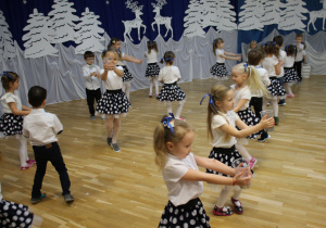 Dzieci tańczą z kubeczkami